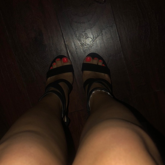 Brand new heels in the box. Didn’t fit me. - Picture 2 of 3